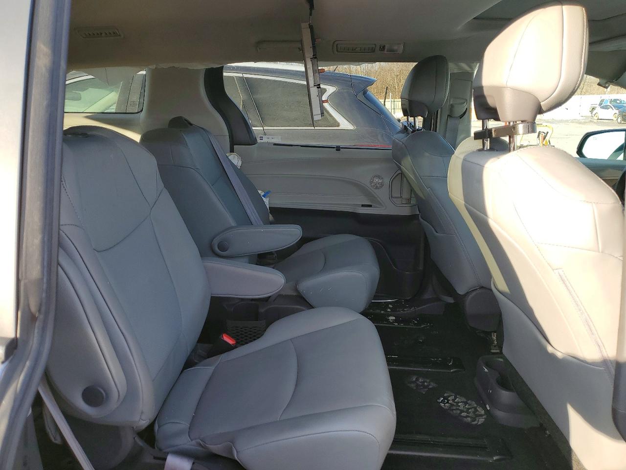 2021 TOYOTA SIENNA XLE photo 11