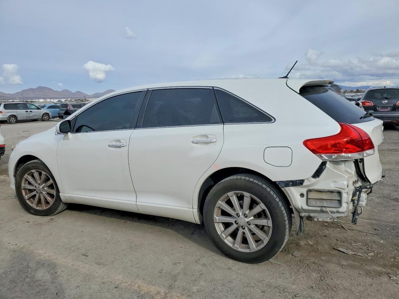 2010 TOYOTA VENZA photo 2