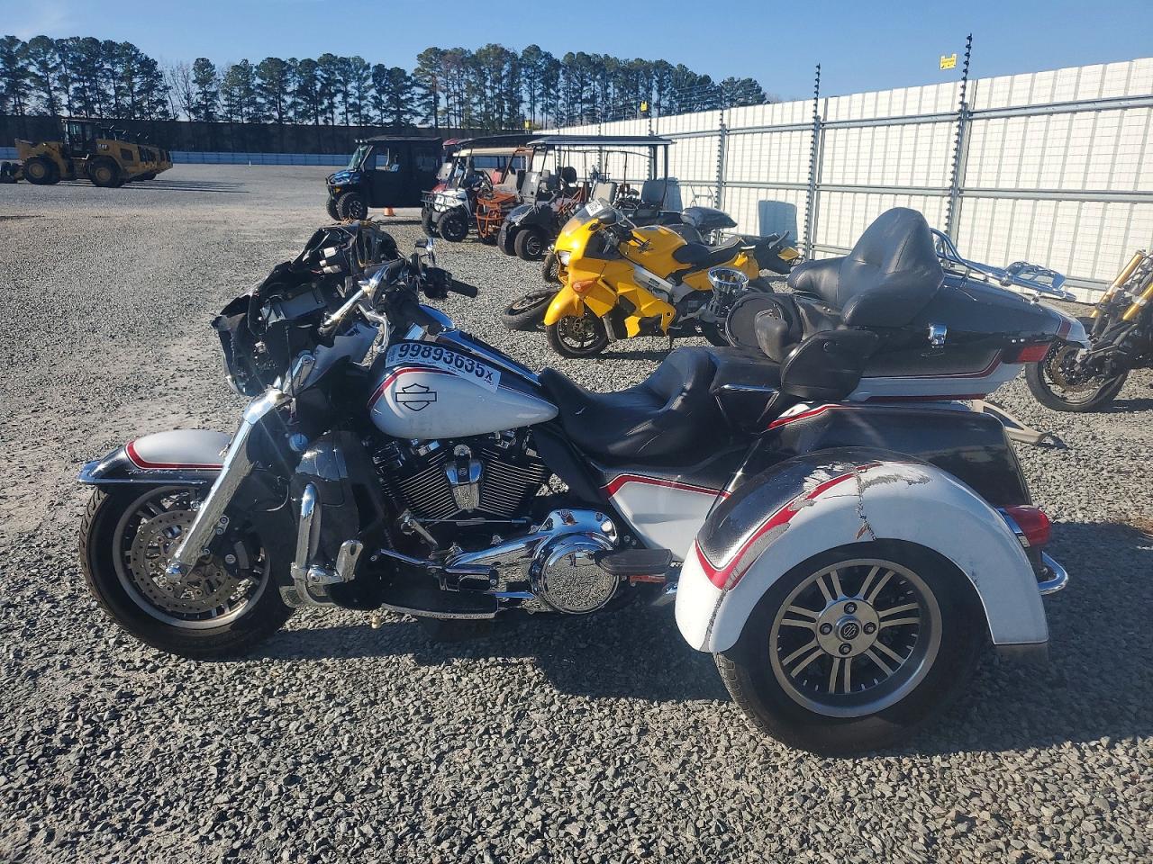 2023 HARLEY-DAVIDSON FLHTCUTG photo 3