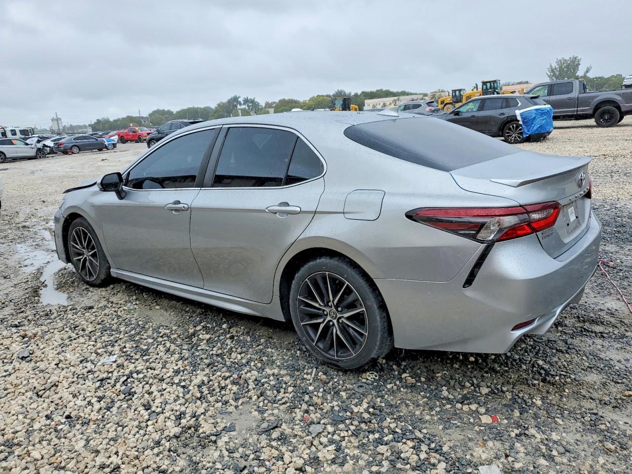 2021 TOYOTA CAMRY SE photo 2