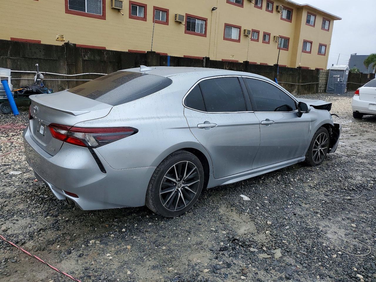 2021 TOYOTA CAMRY SE photo 3
