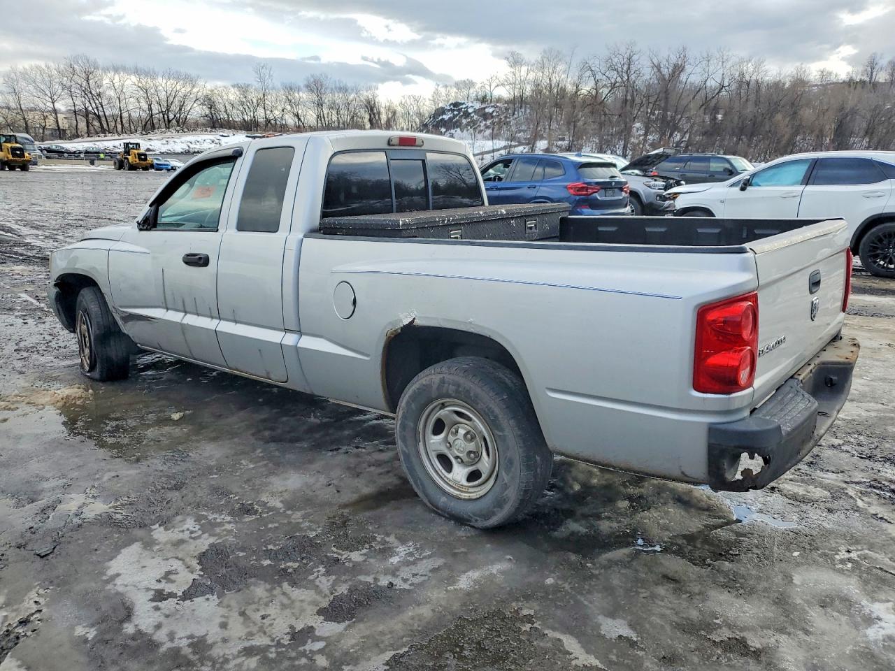 2005 DODGE DAKOTA ST photo 2