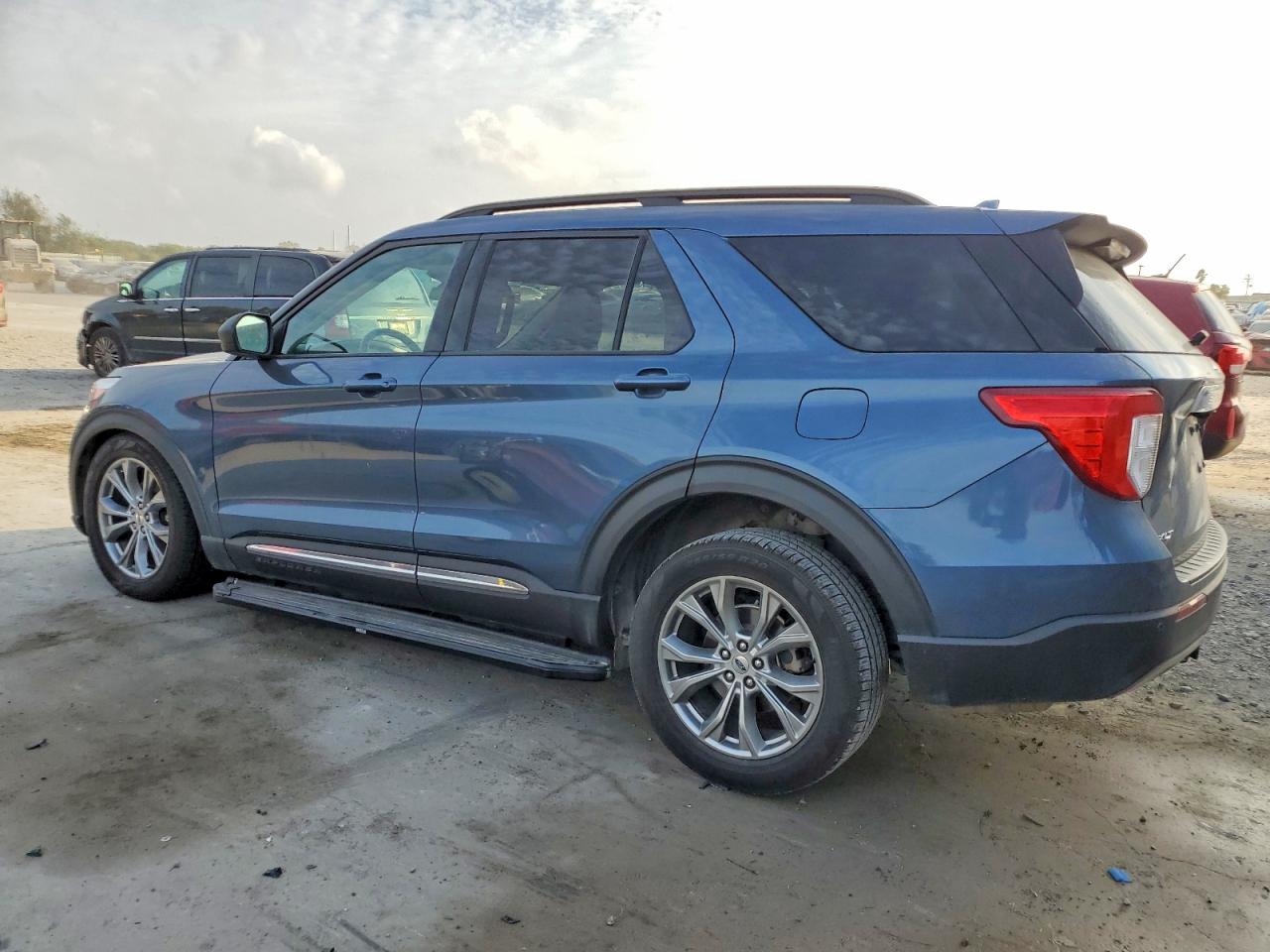 2020 FORD EXPLORER XLT photo 2