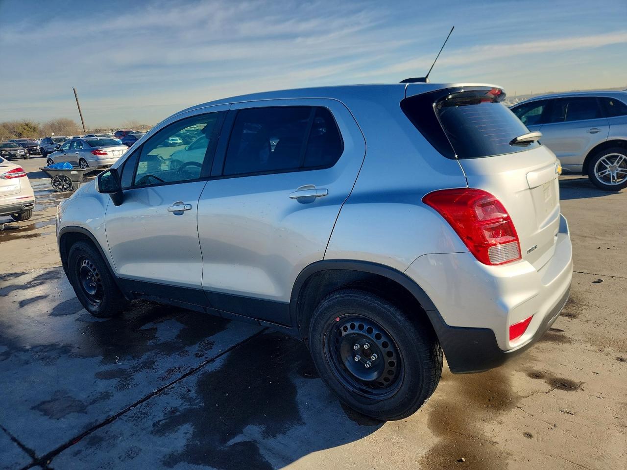 2018 CHEVROLET TRAX LS photo 2