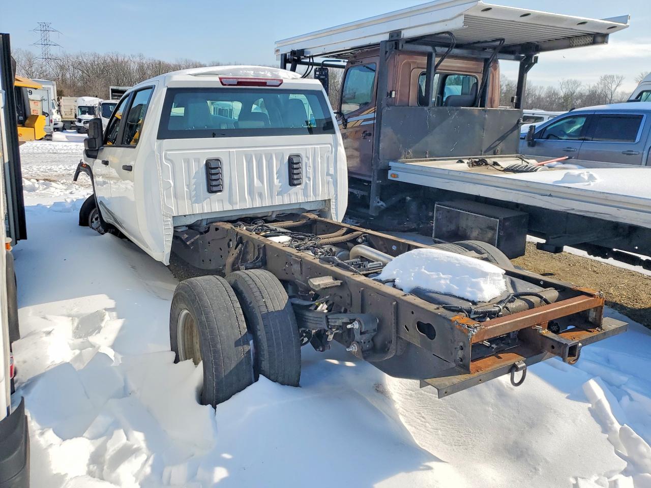 2025 GMC SIERRA HD TRUCK CAB AND CHASSIS photo 3