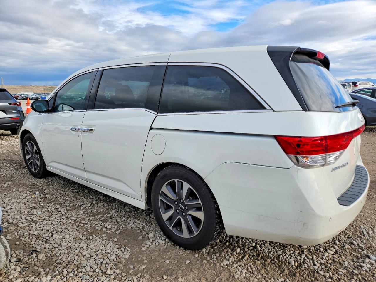 2016 HONDA ODYSSEY TOURING photo 2