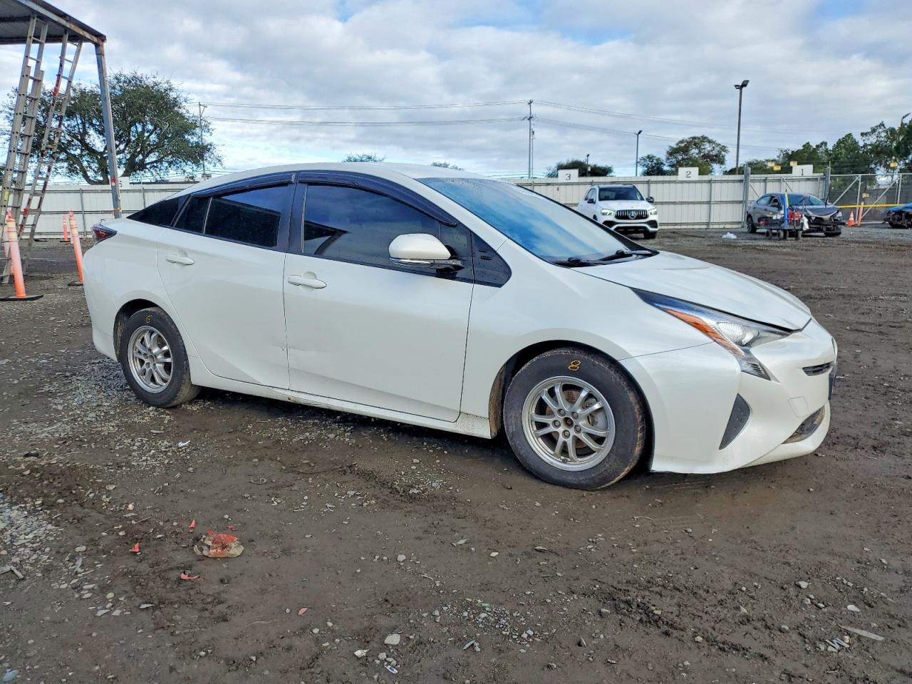 2017 TOYOTA PRIUS photo 4