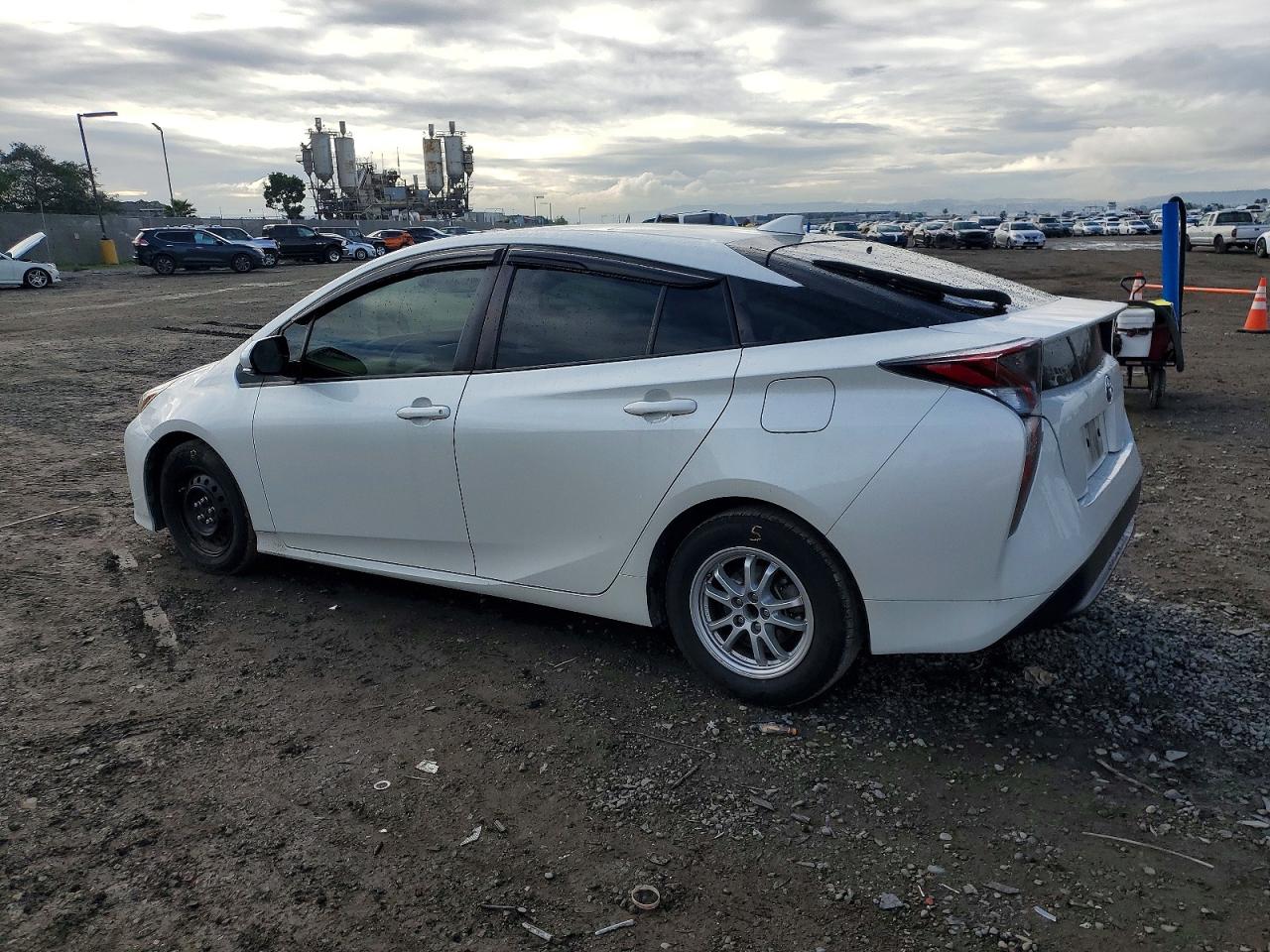 2017 TOYOTA PRIUS photo 2