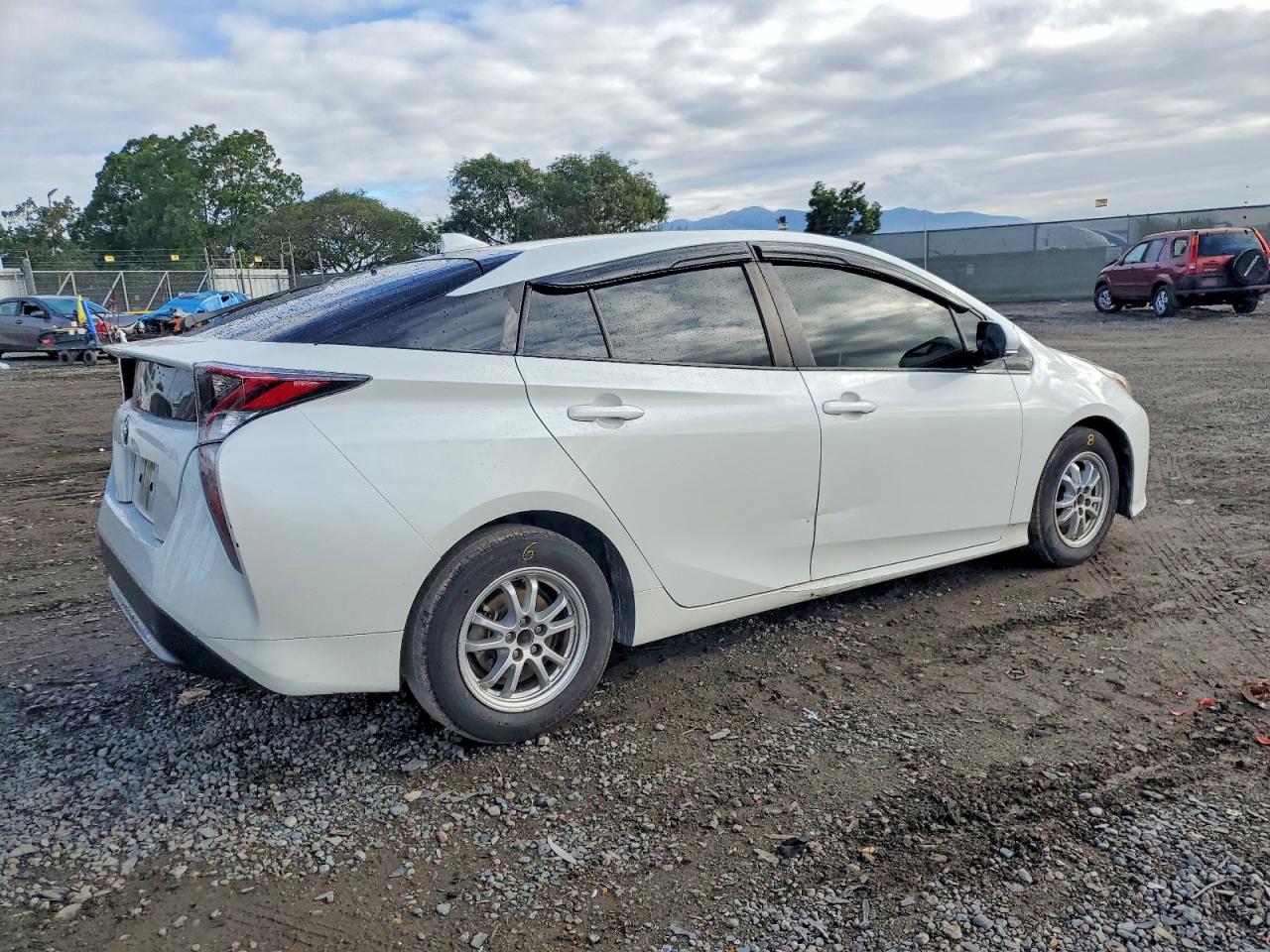 2017 TOYOTA PRIUS photo 3