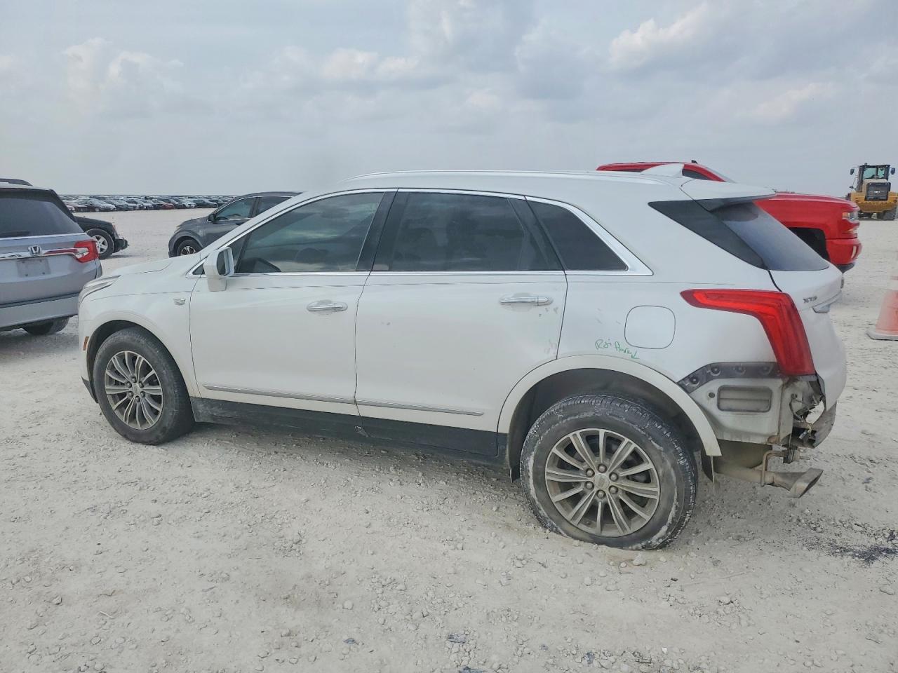 2018 CADILLAC XT5 LUXURY photo 2