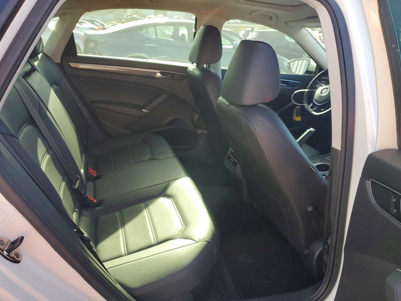 2017 VOLKSWAGEN PASSAT SE photo 10