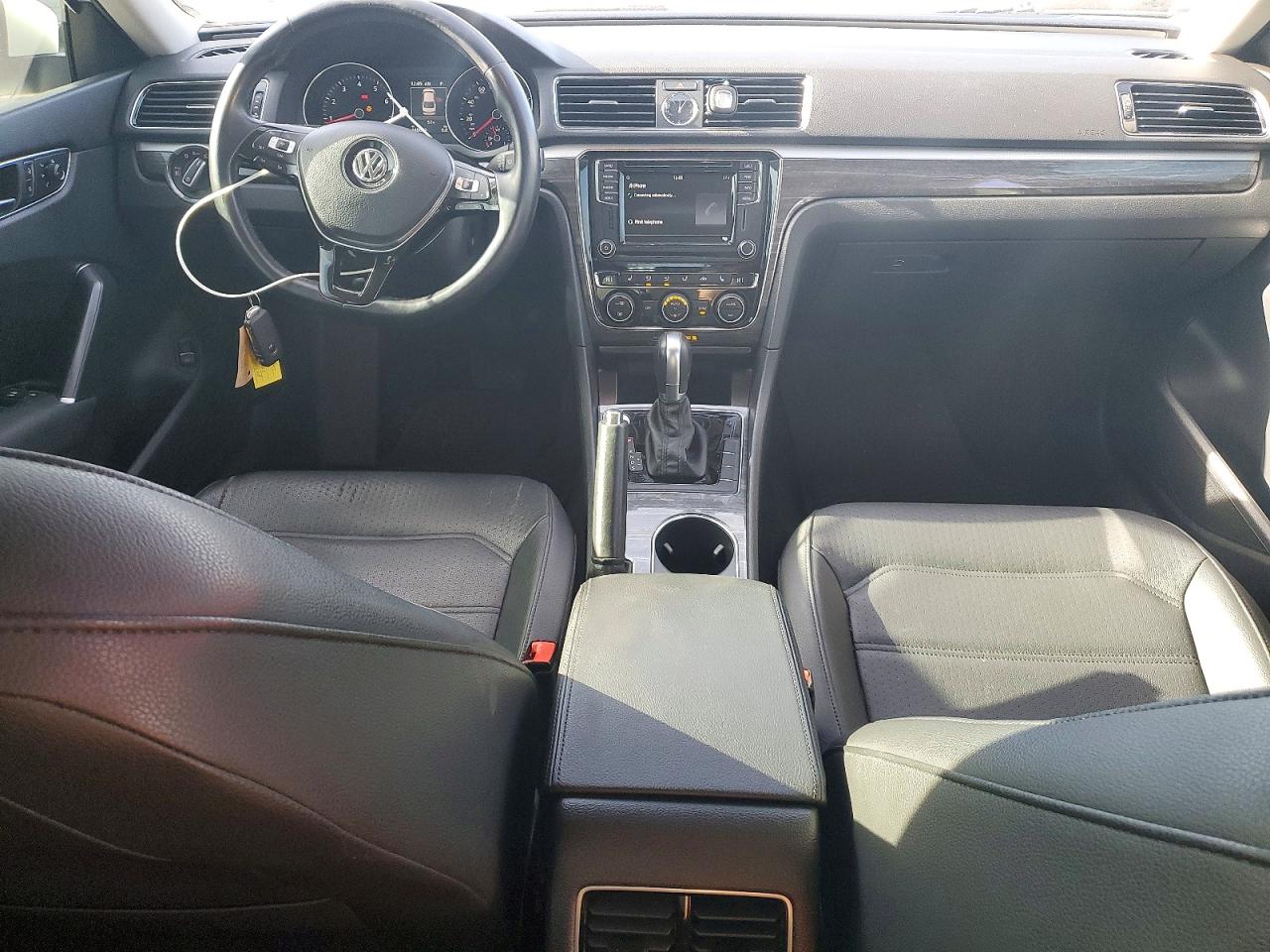 2017 VOLKSWAGEN PASSAT SE photo 8
