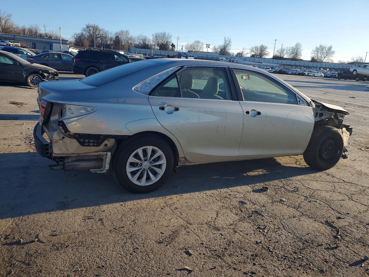 2017 TOYOTA CAMRY LE photo 3