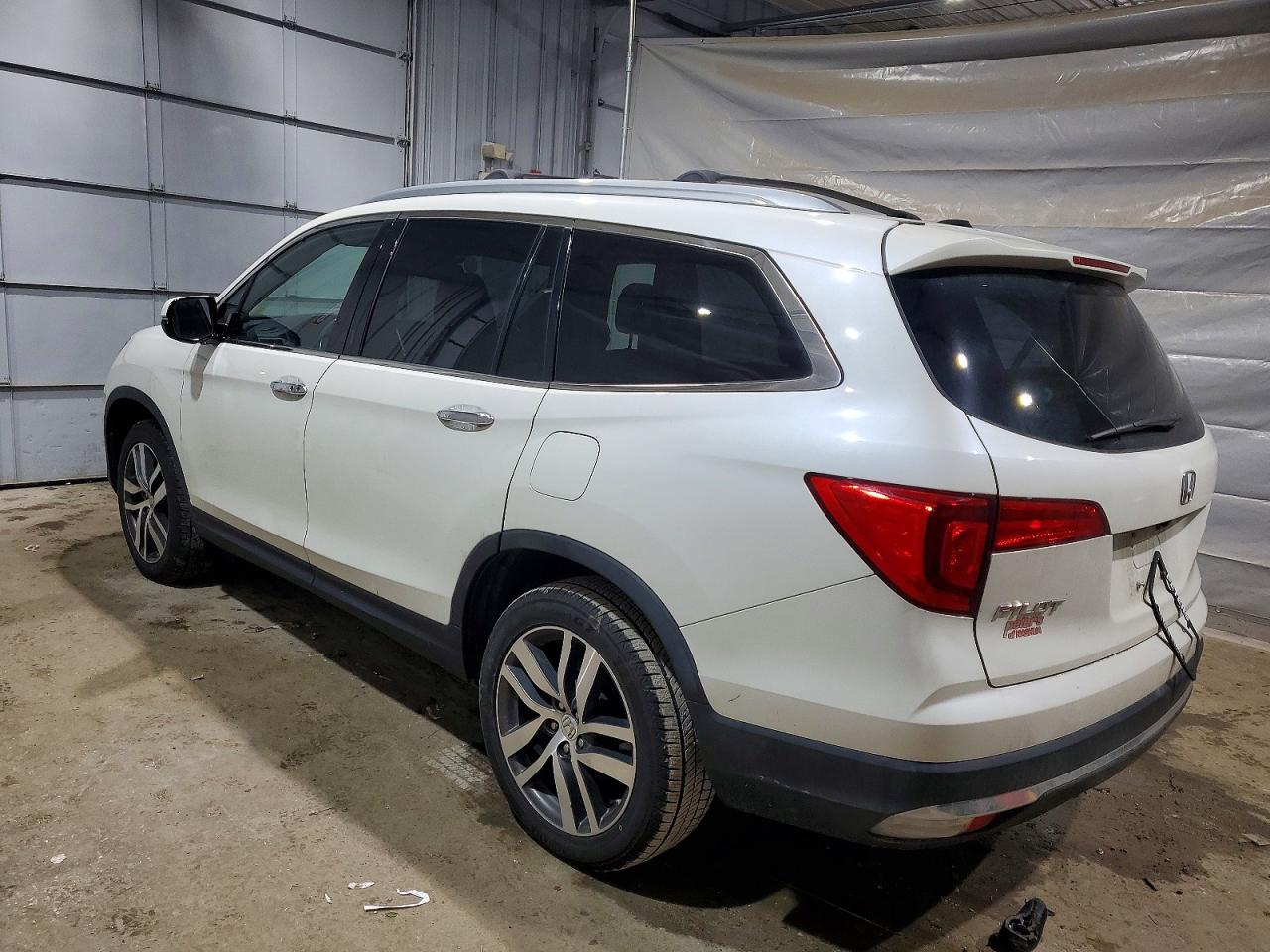 2016 HONDA PILOT TOURING photo 2
