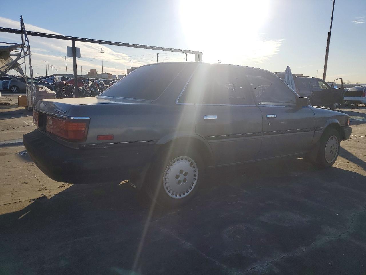 1989 TOYOTA CAMRY DLX photo 3