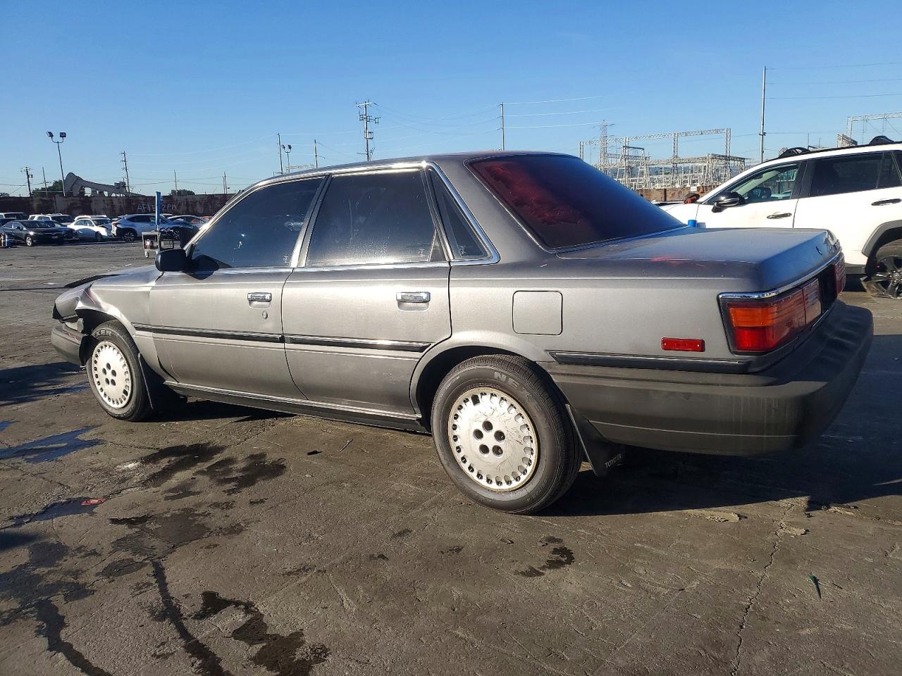 1989 TOYOTA CAMRY DLX photo 2
