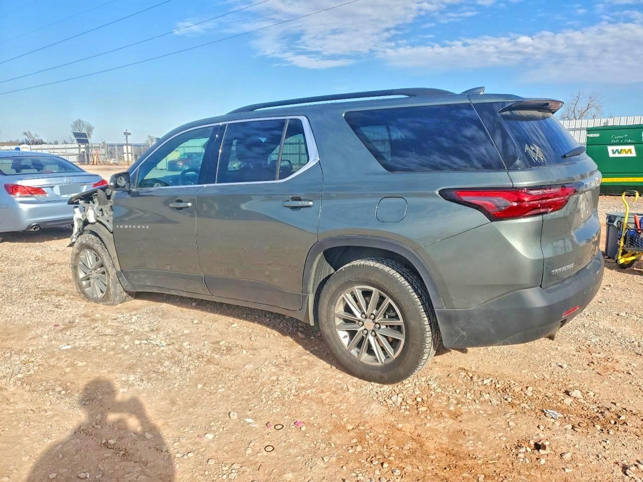 2023 CHEVROLET TRAVERSE LT photo 2