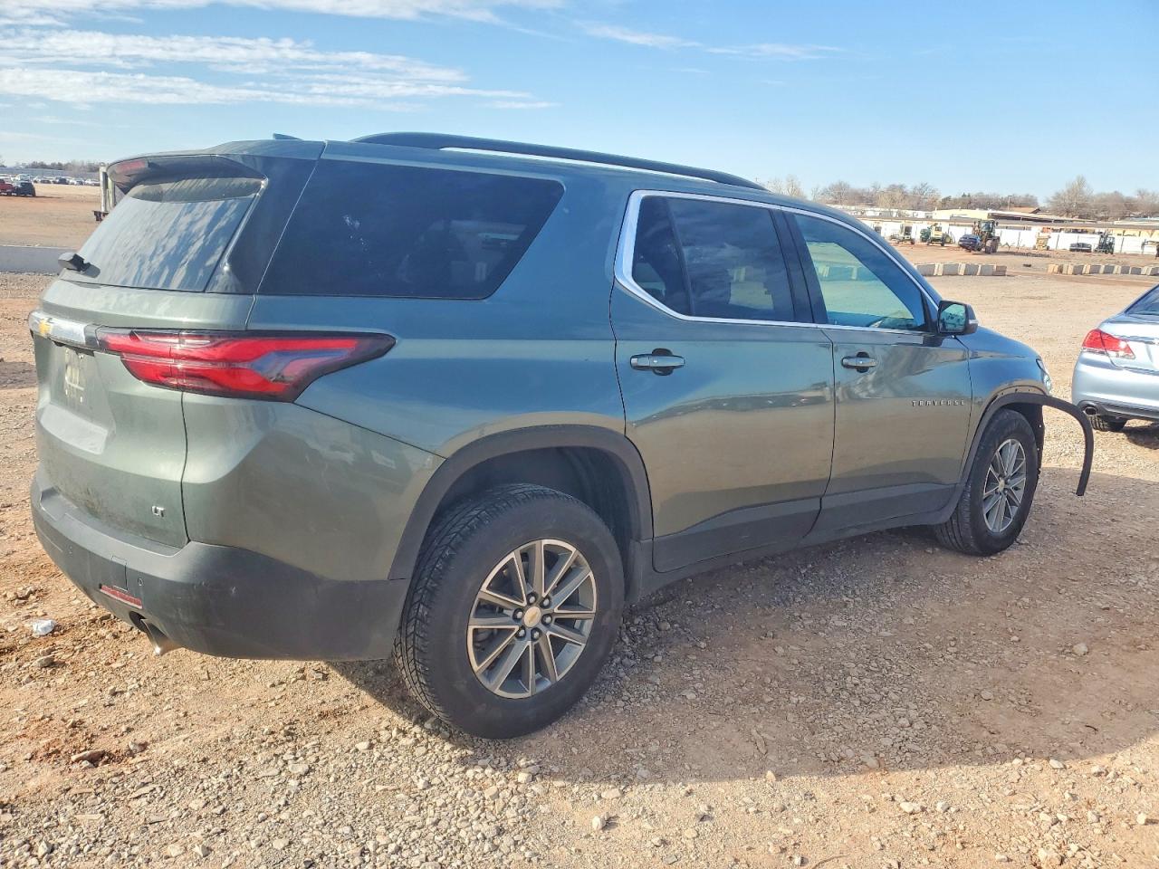 2023 CHEVROLET TRAVERSE LT photo 3