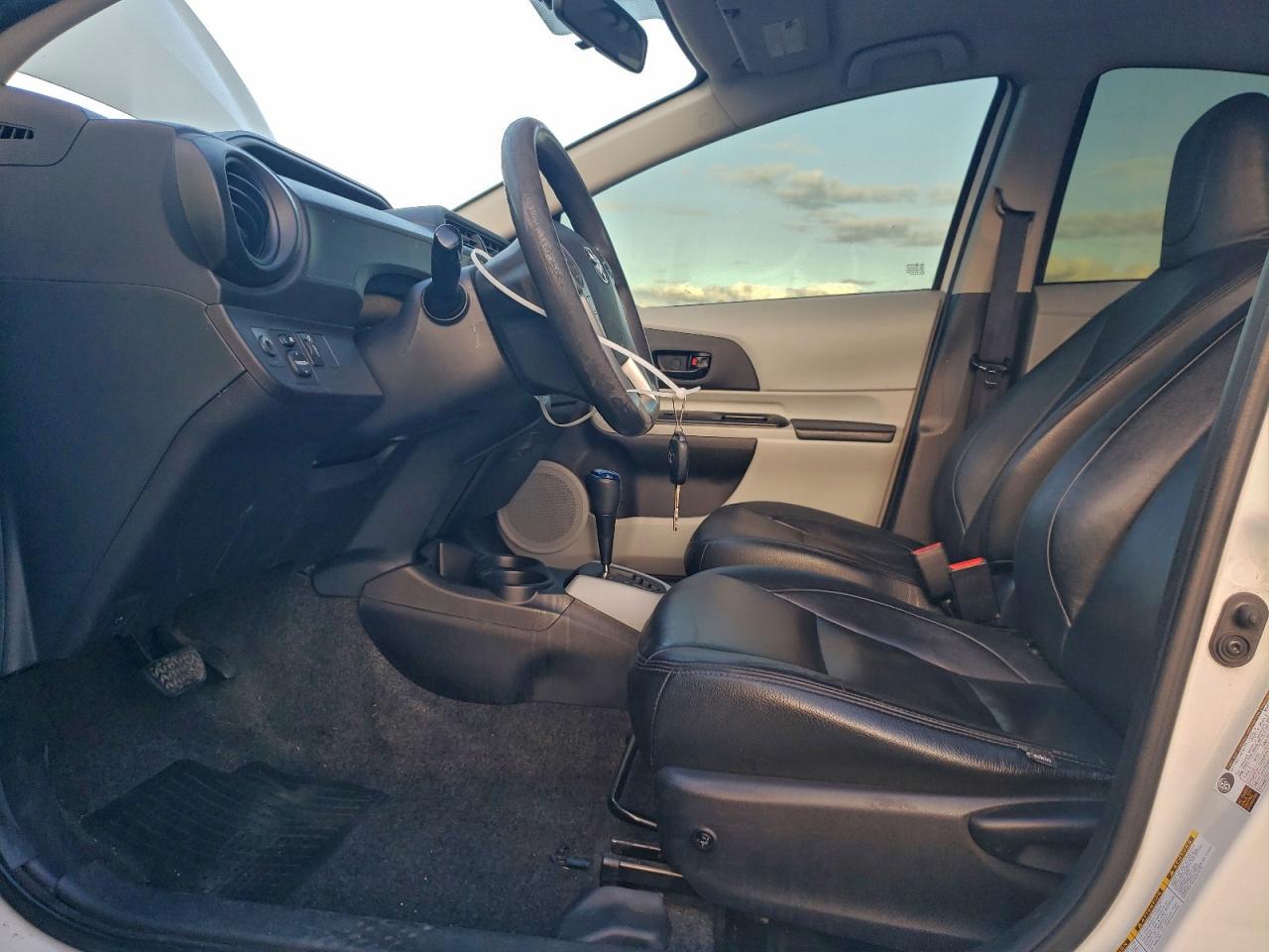 2014 TOYOTA PRIUS C photo 7