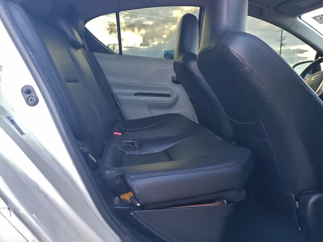 2014 TOYOTA PRIUS C photo 10