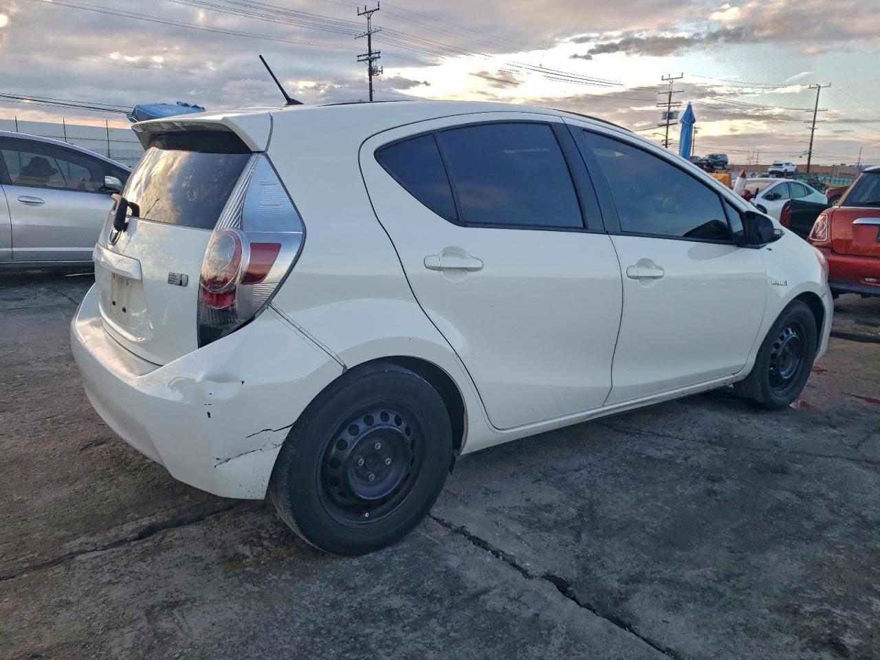 2014 TOYOTA PRIUS C photo 3
