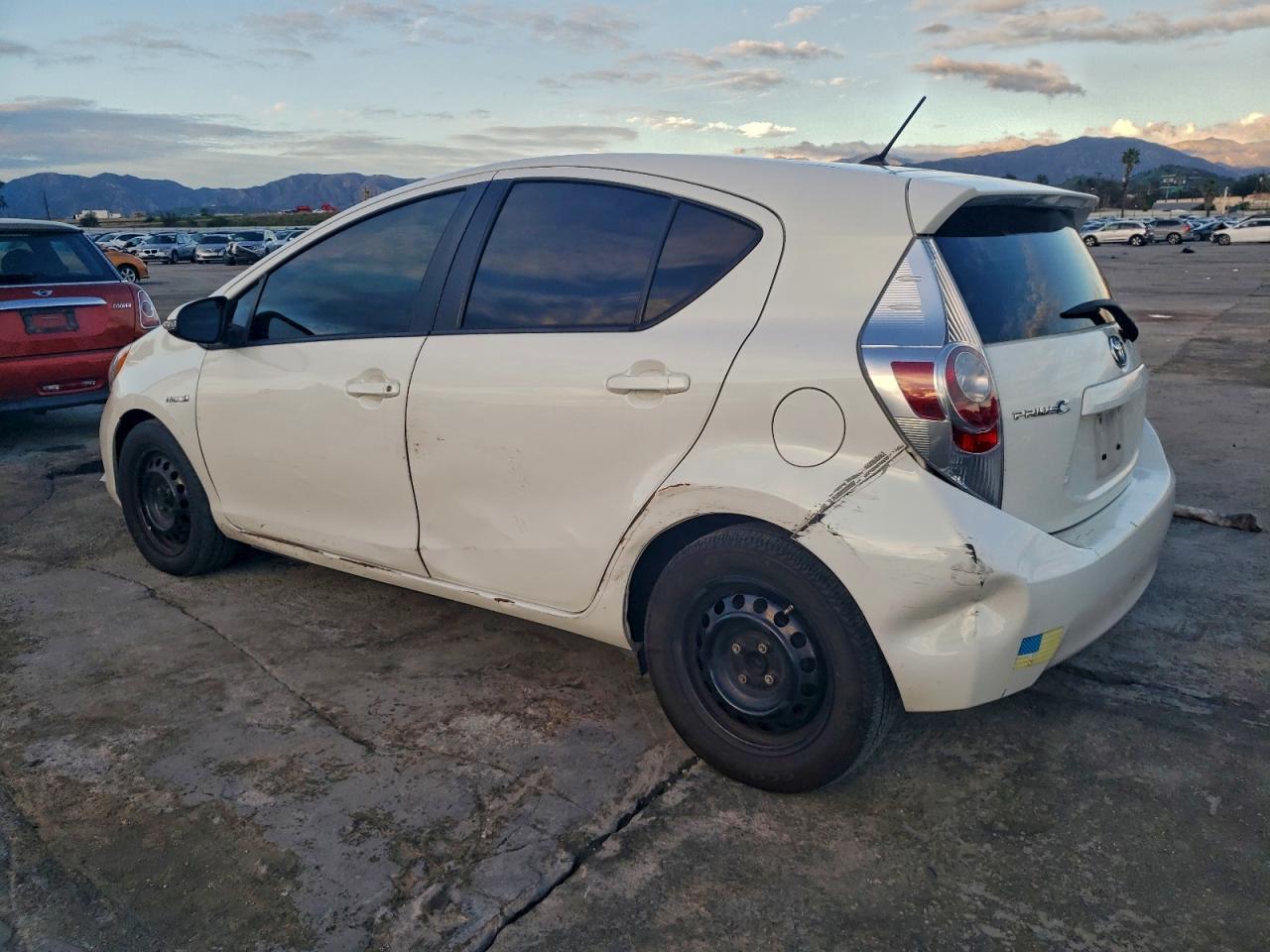 2014 TOYOTA PRIUS C photo 2