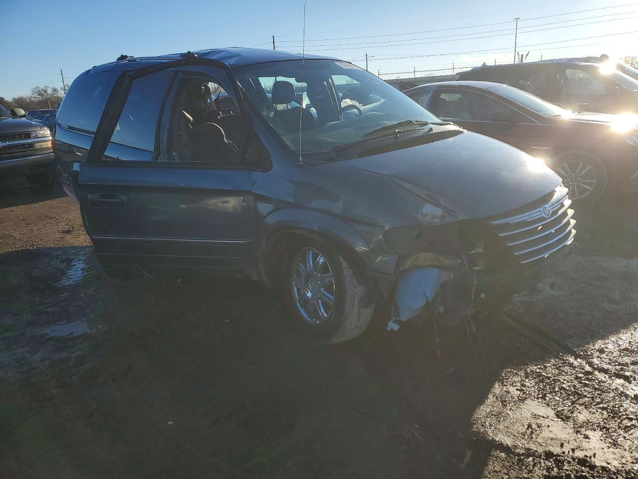 2005 CHRYSLER TOWN & COUNTRY LIMITED photo 4