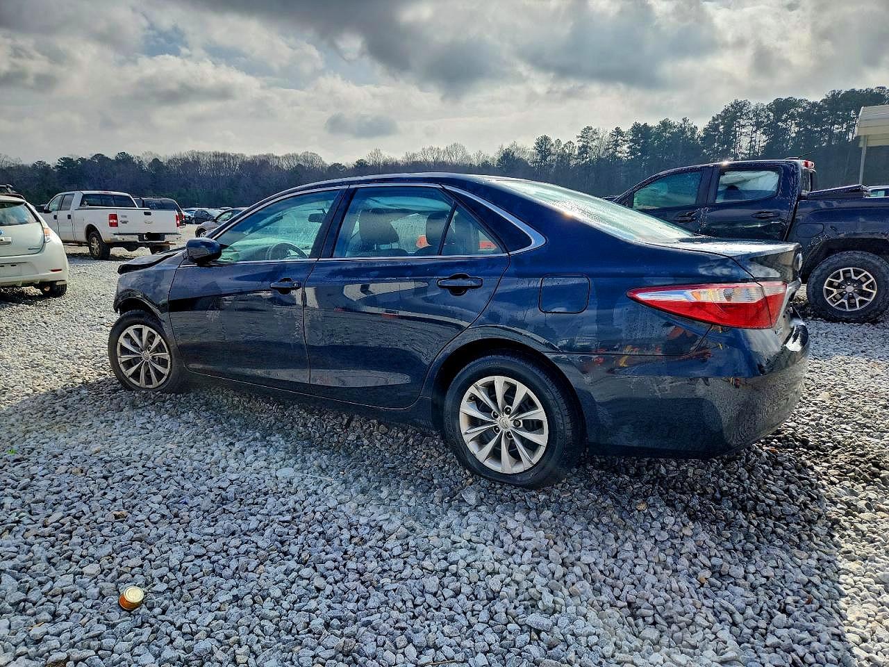 2016 TOYOTA CAMRY LE photo 2
