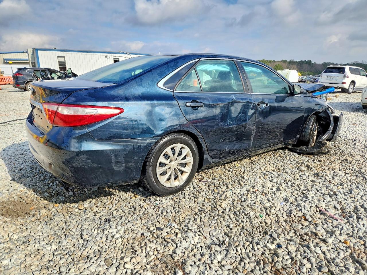 2016 TOYOTA CAMRY LE photo 3
