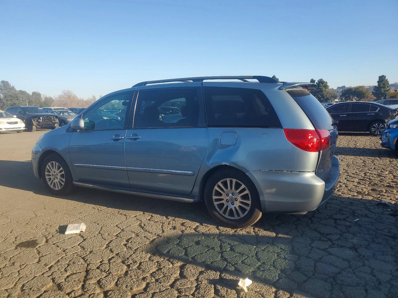 2007 TOYOTA SIENNA XLE photo 2