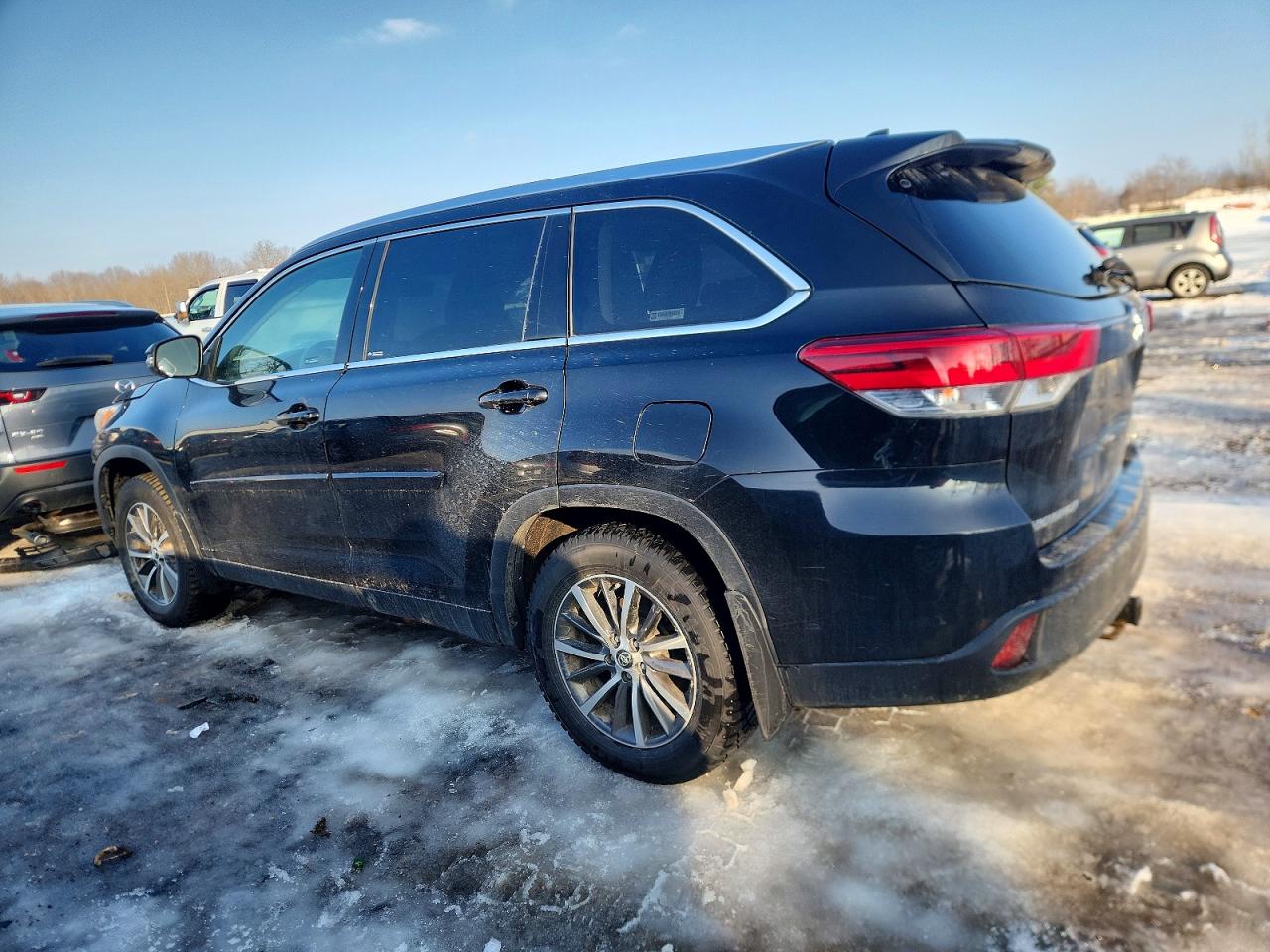2019 TOYOTA HIGHLANDER SE photo 2