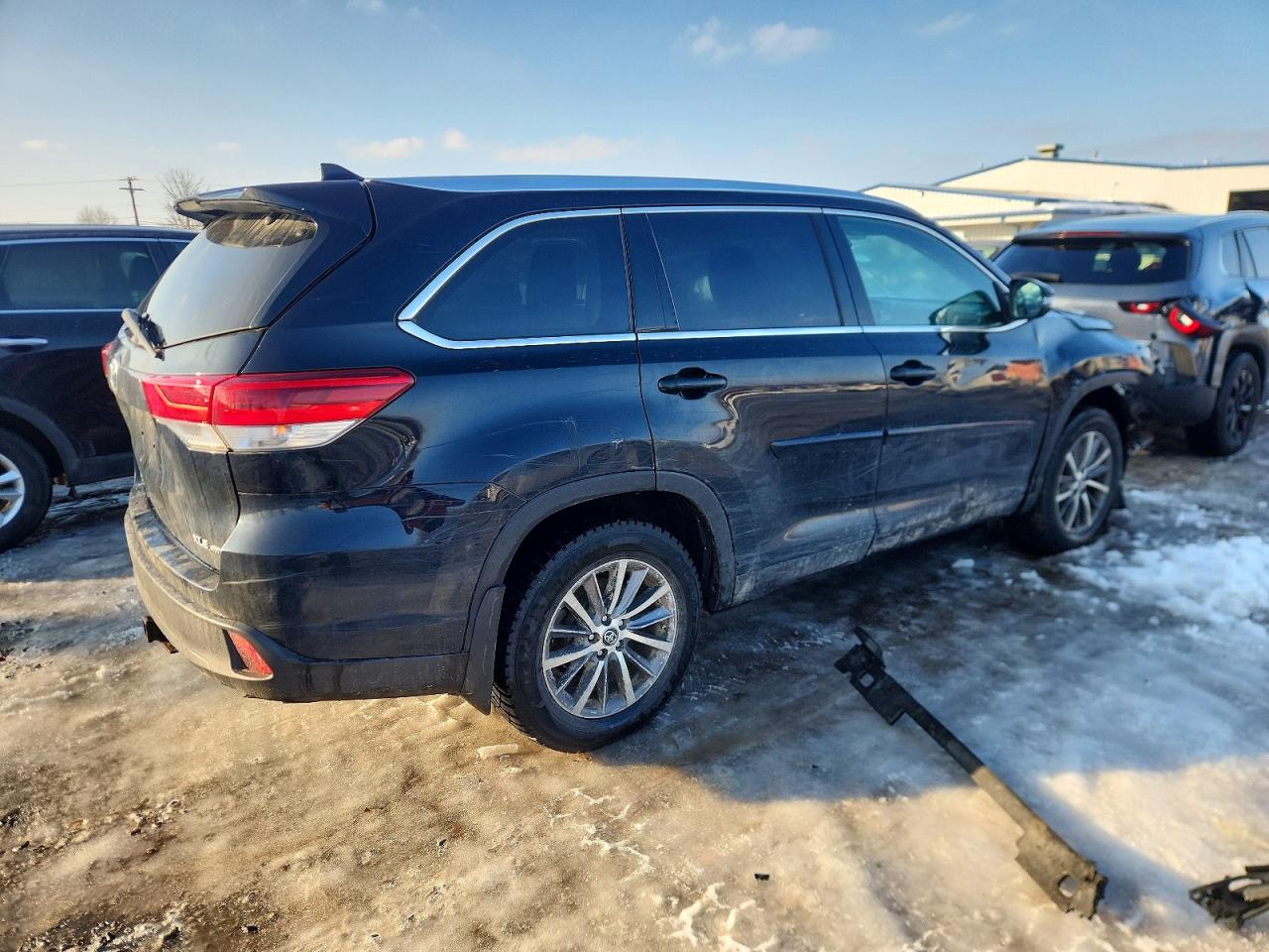 2019 TOYOTA HIGHLANDER SE photo 3
