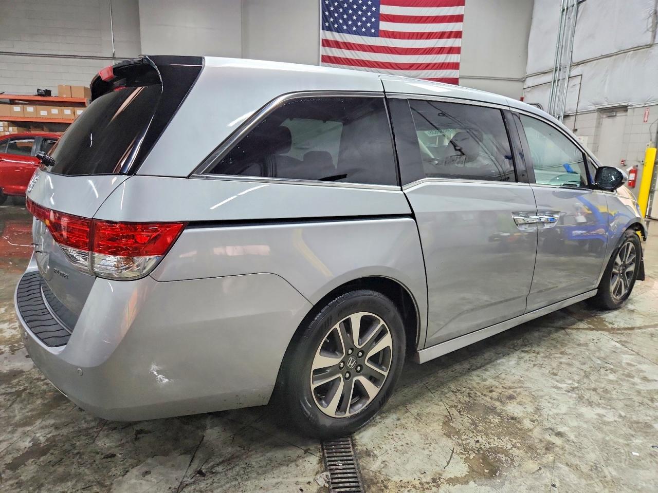 2016 HONDA ODYSSEY TOURING photo 3