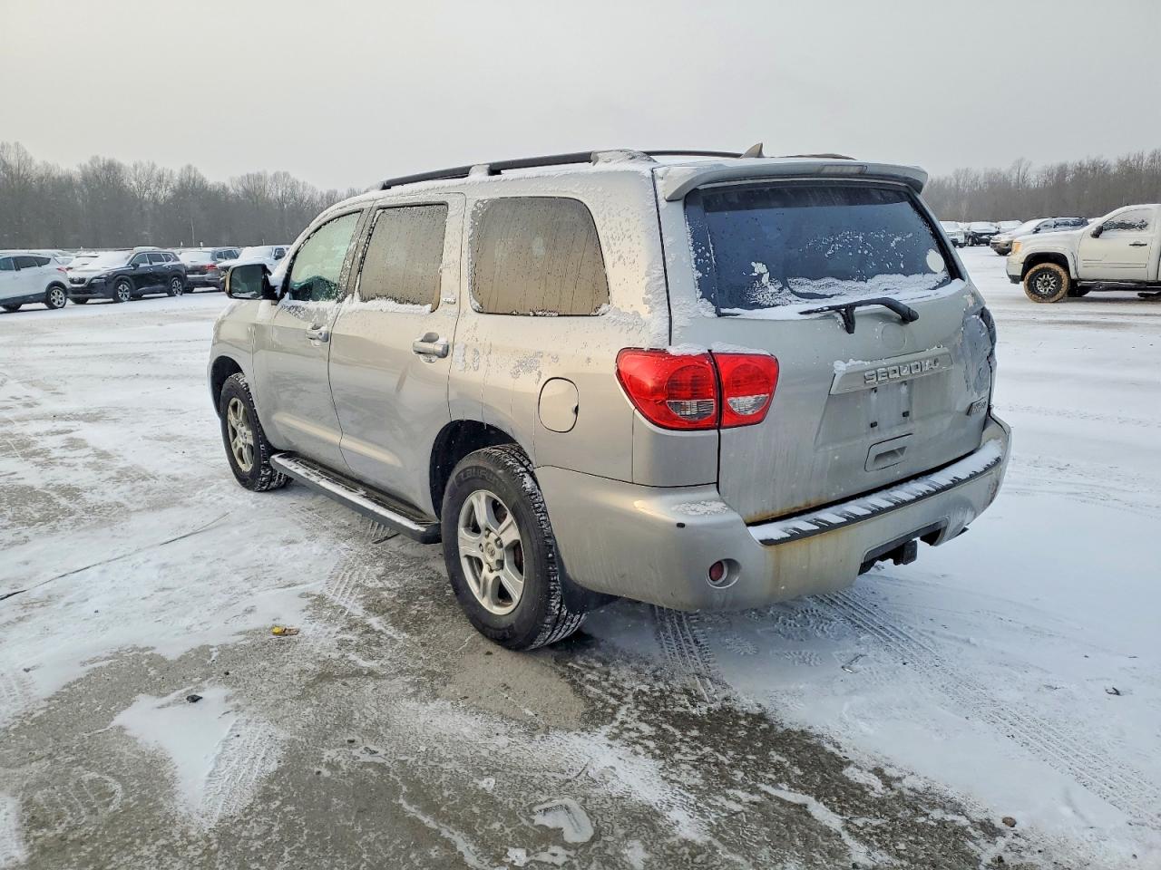 2011 TOYOTA SEQUOIA SR5 photo 3