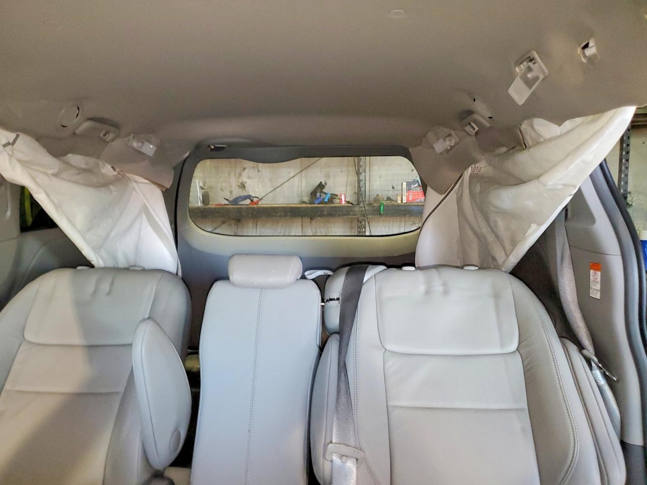 2016 TOYOTA SIENNA XLE photo 10