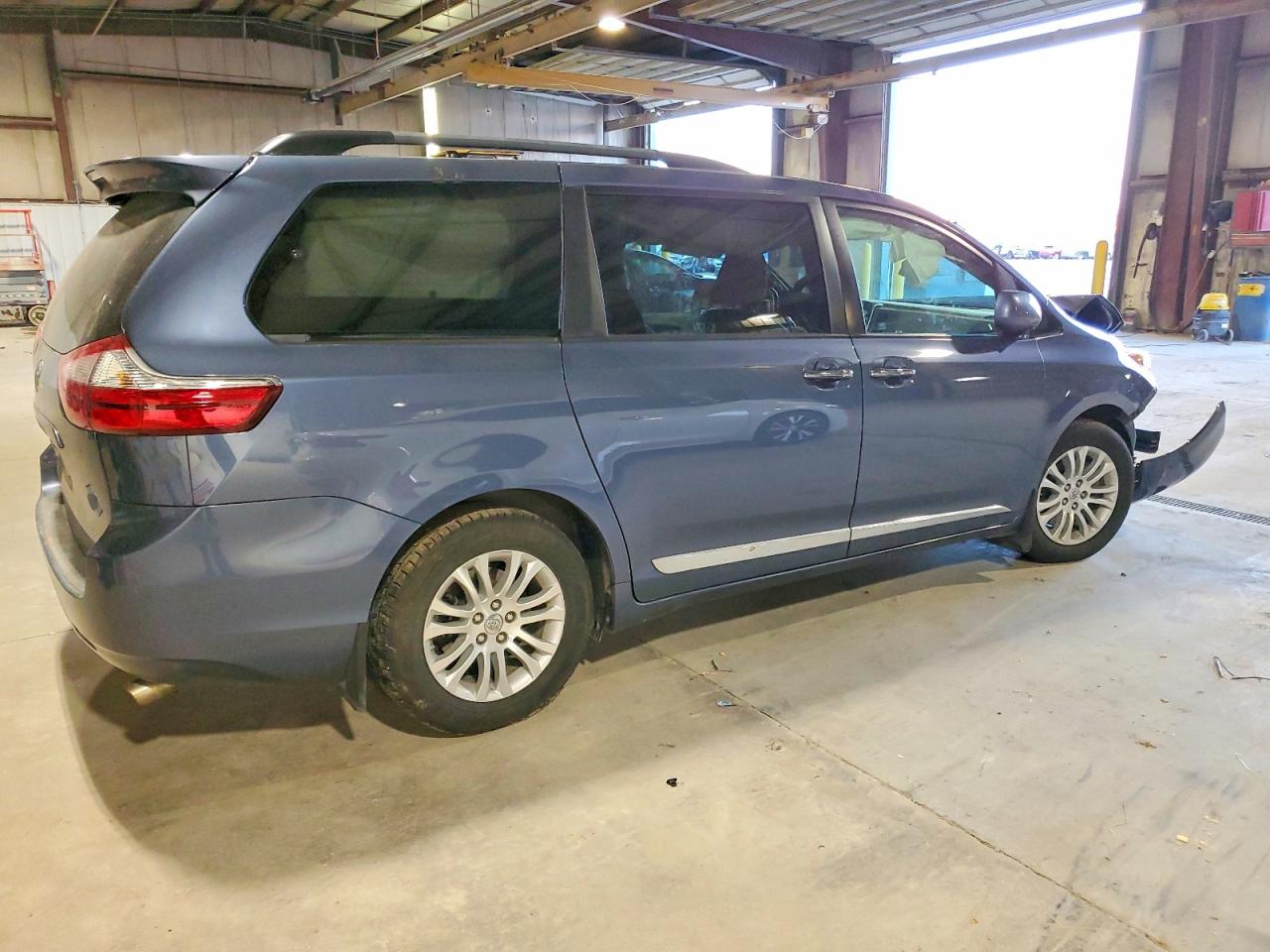 2016 TOYOTA SIENNA XLE photo 3