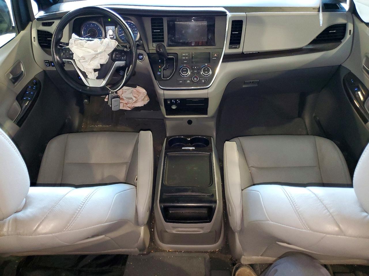 2016 TOYOTA SIENNA XLE photo 8