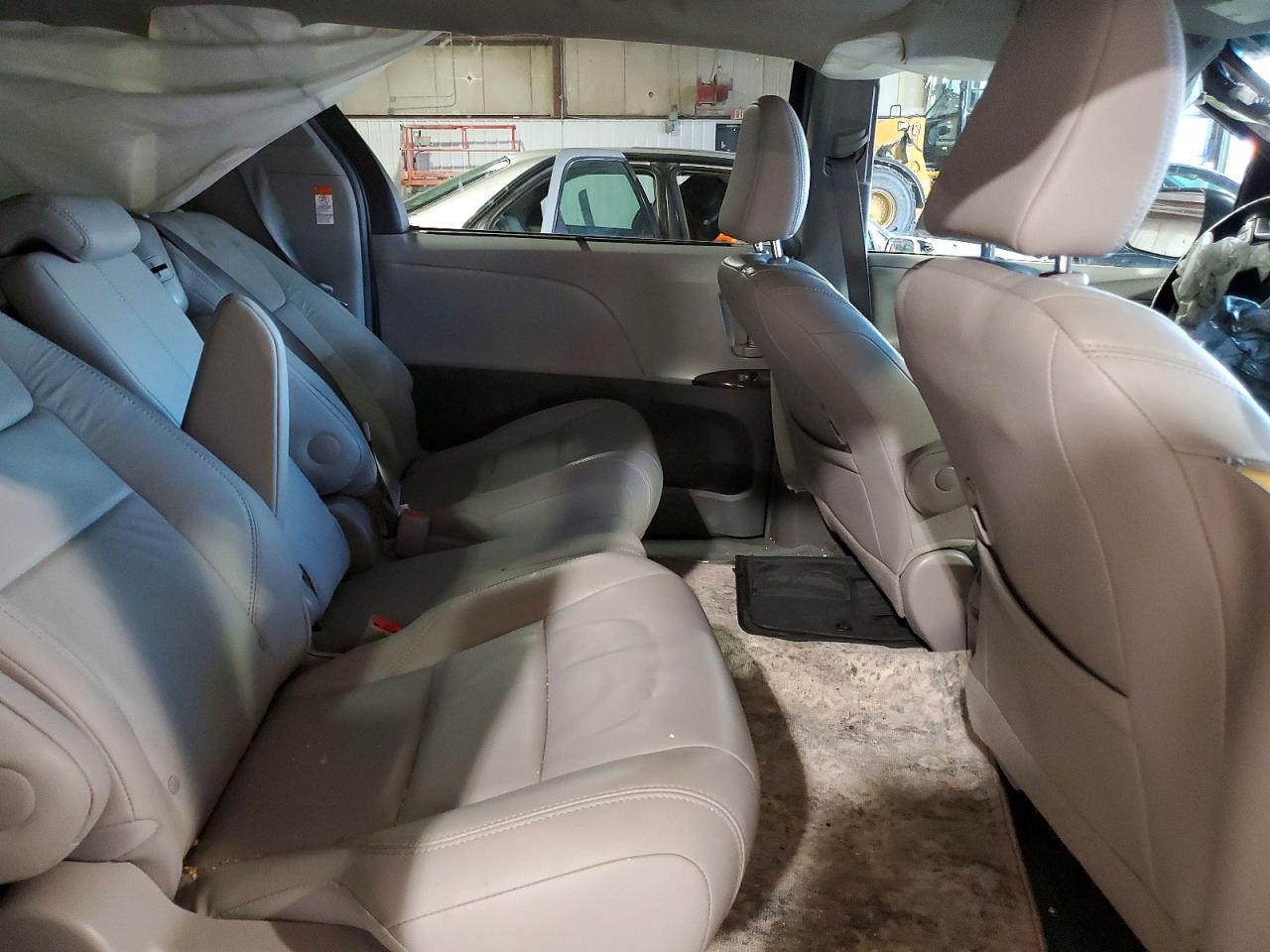 2016 TOYOTA SIENNA XLE photo 11