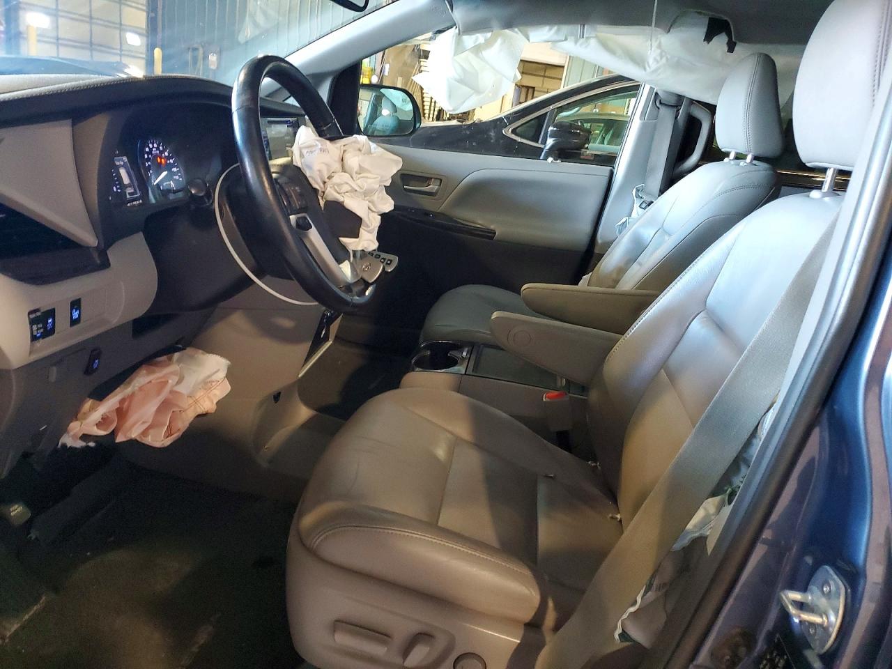 2016 TOYOTA SIENNA XLE photo 7