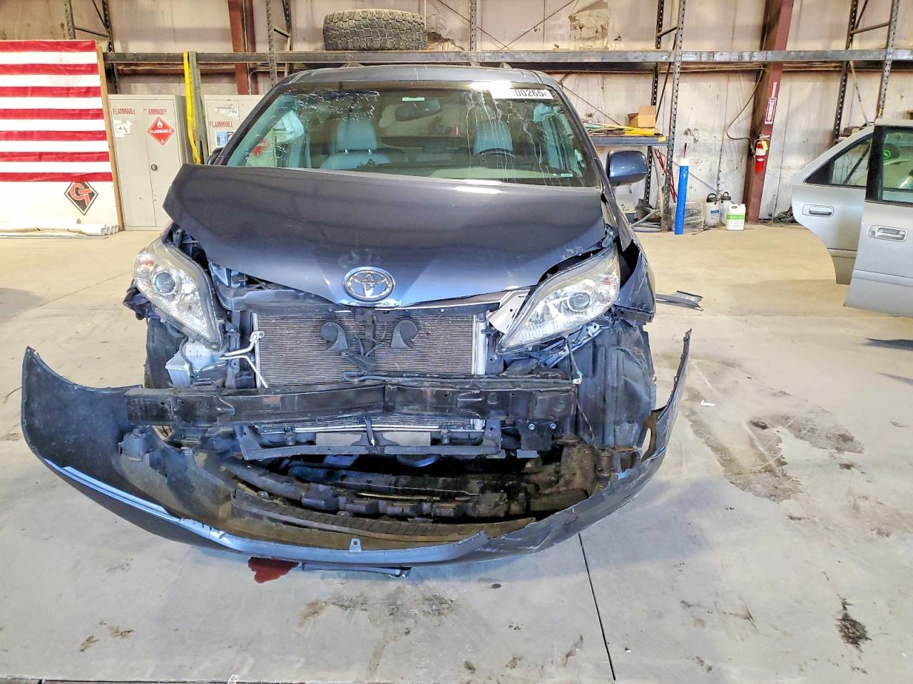 2016 TOYOTA SIENNA XLE photo 5