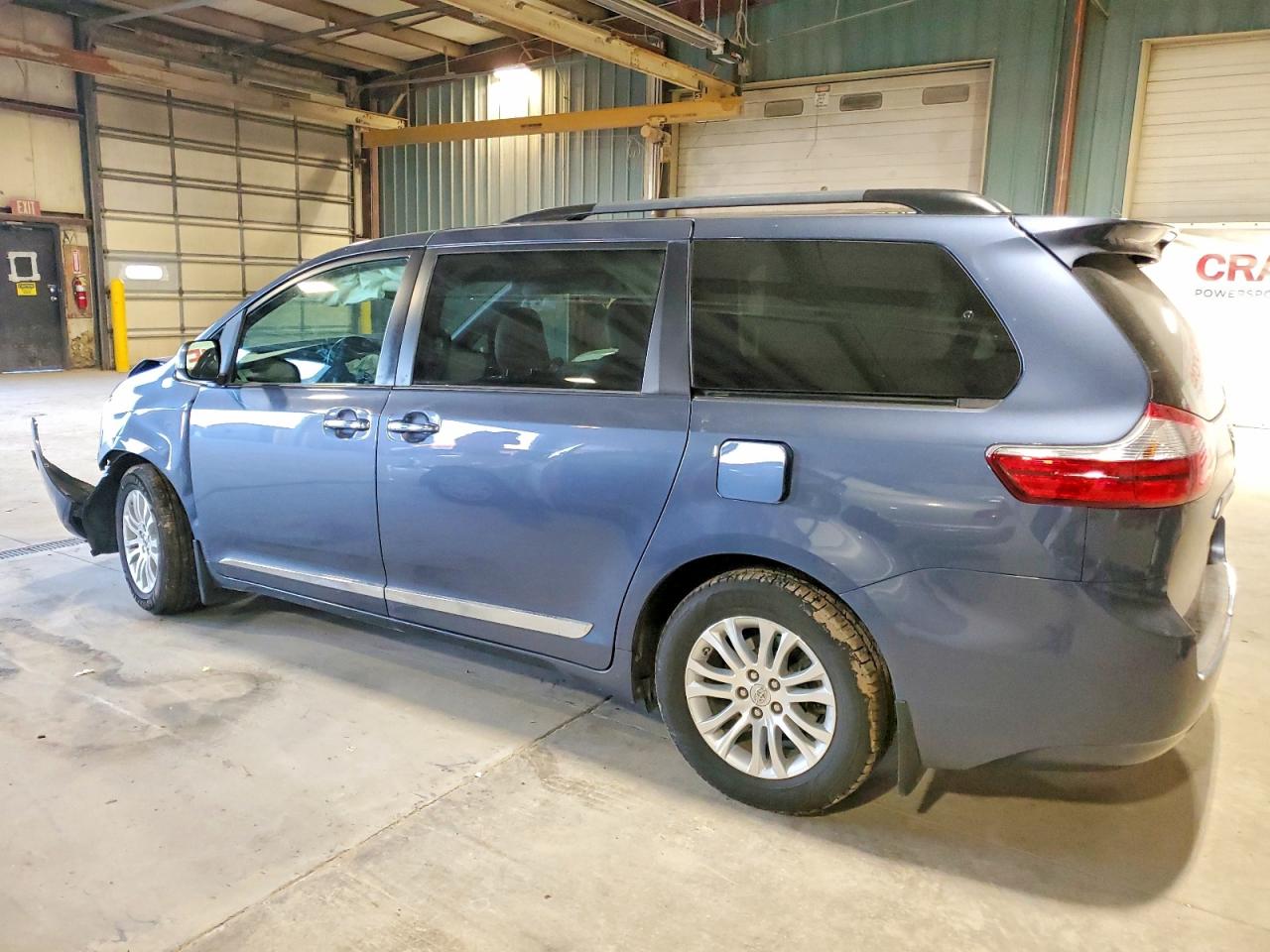 2016 TOYOTA SIENNA XLE photo 2