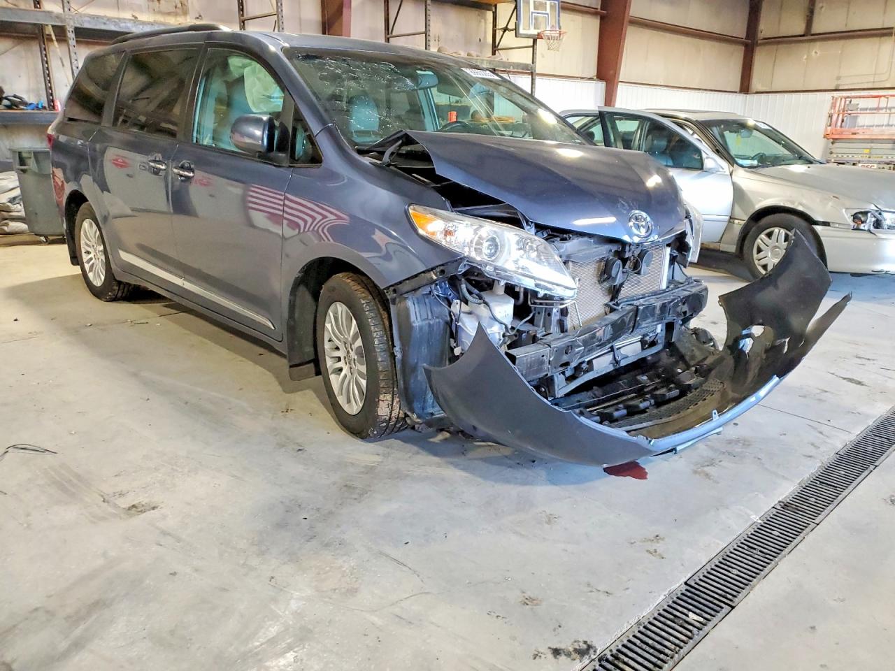 2016 TOYOTA SIENNA XLE photo 4