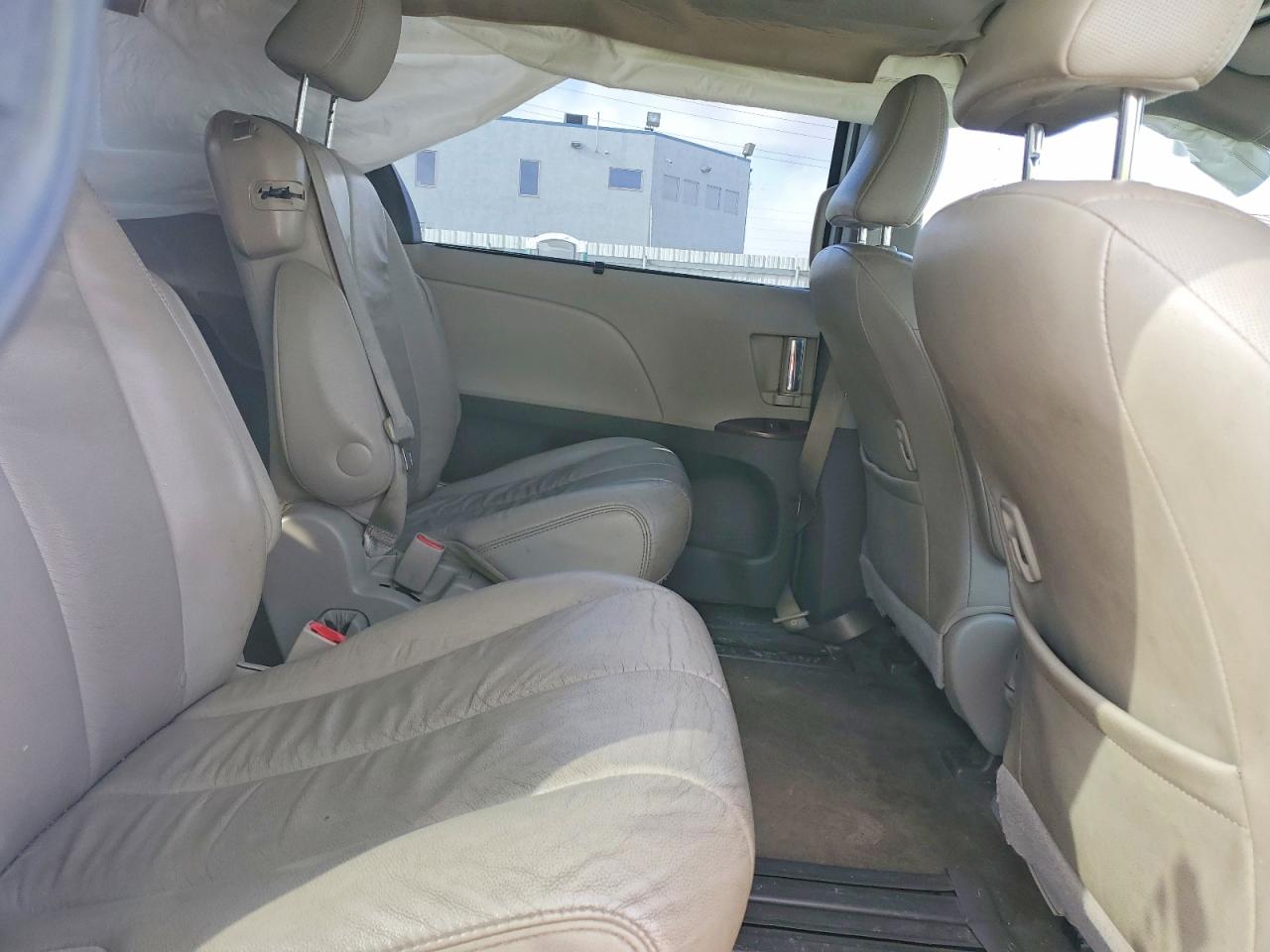 2013 TOYOTA SIENNA XLE photo 11