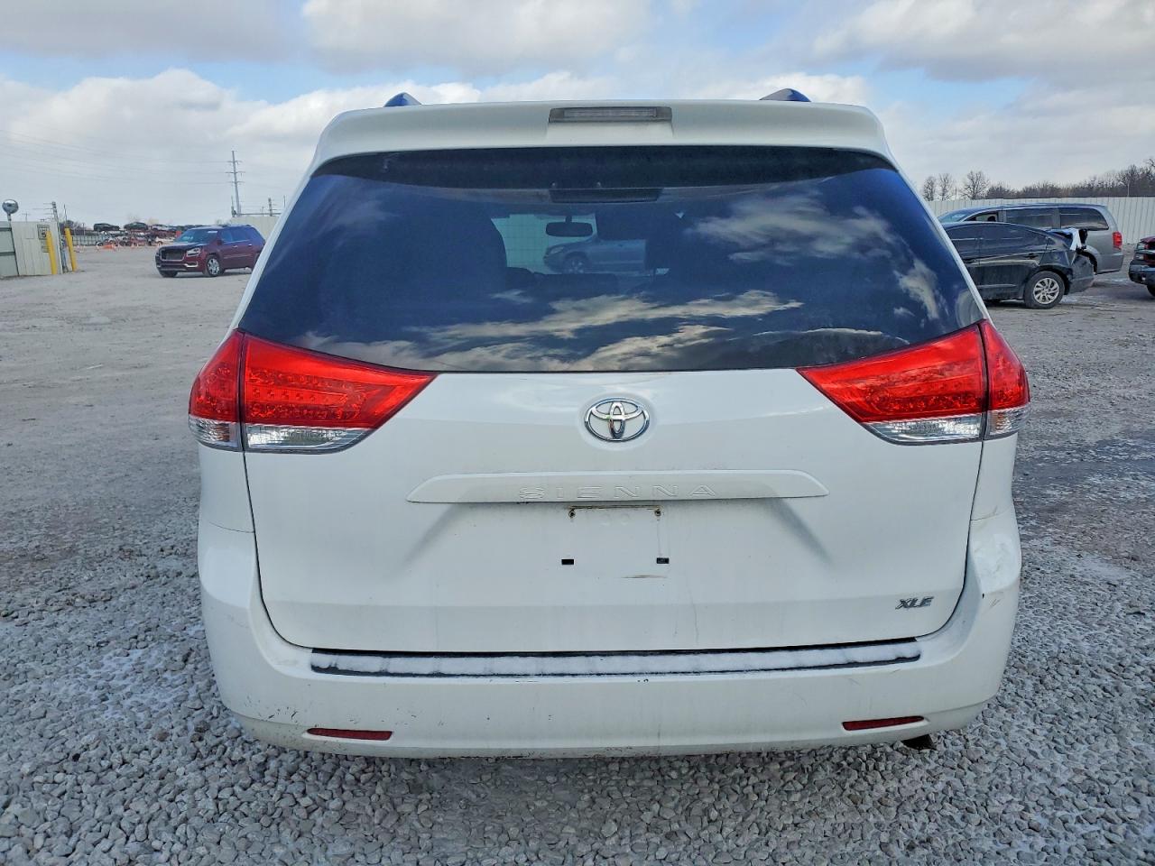2013 TOYOTA SIENNA XLE photo 6