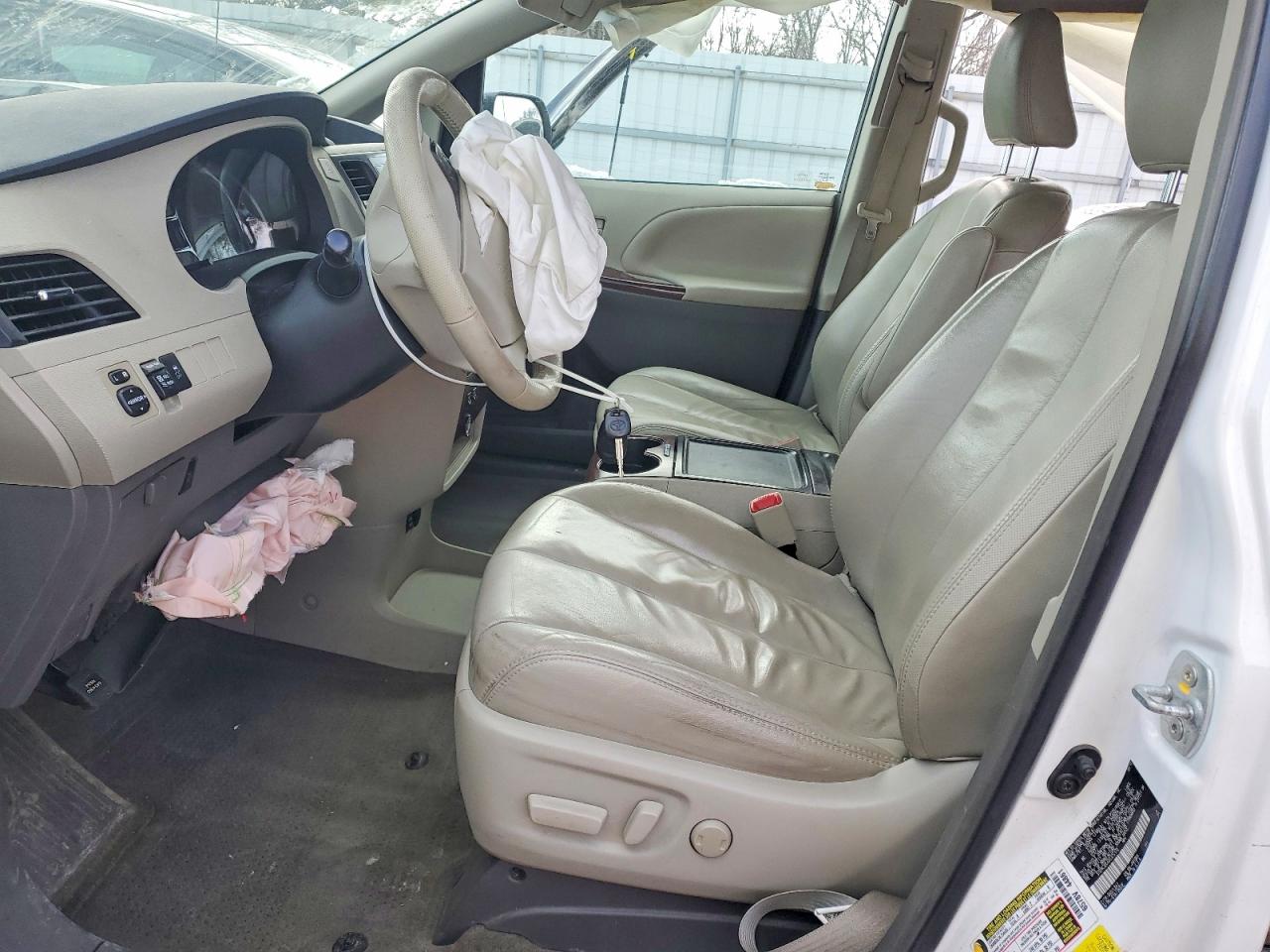 2013 TOYOTA SIENNA XLE photo 7