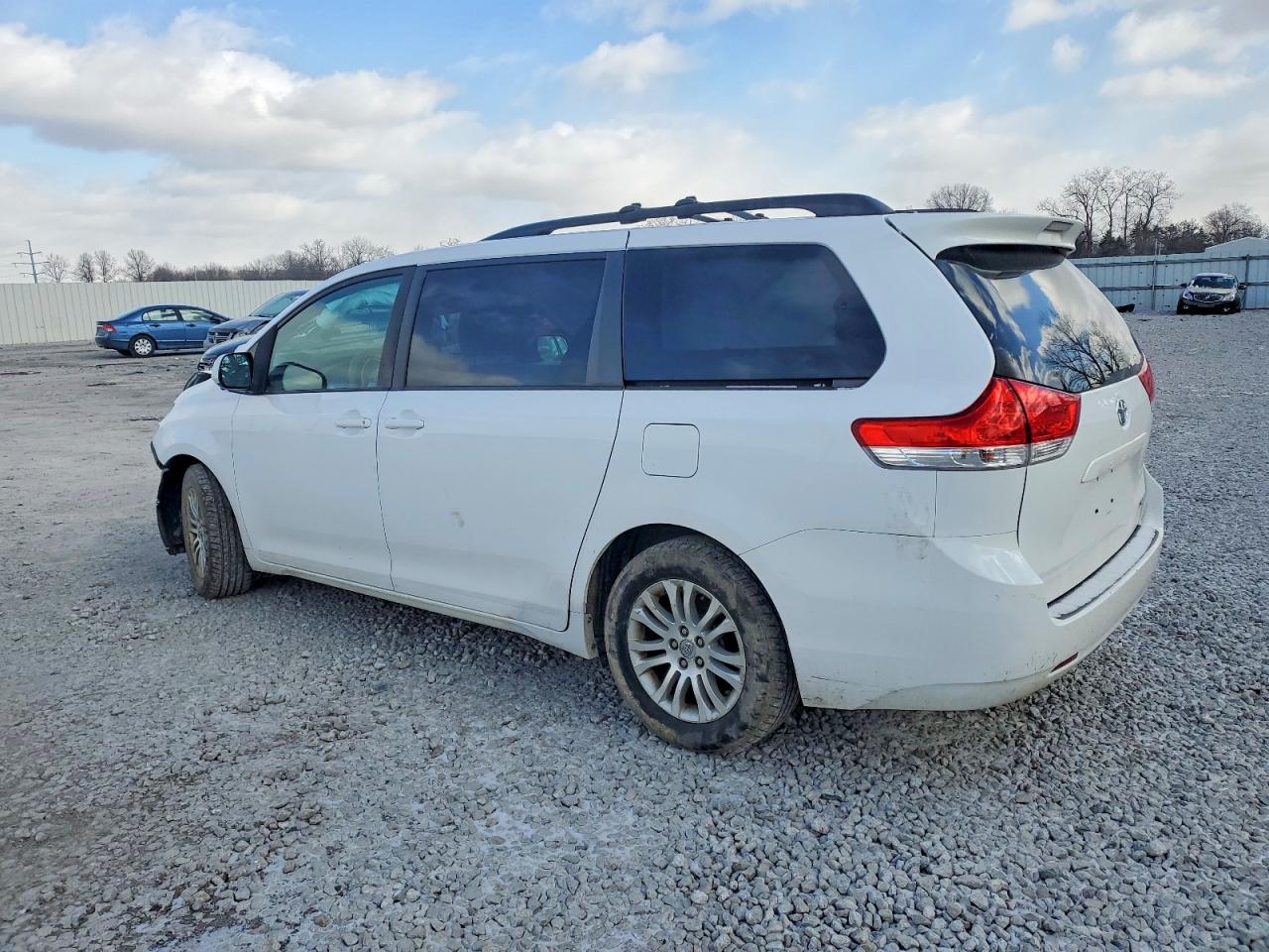 2013 TOYOTA SIENNA XLE photo 2