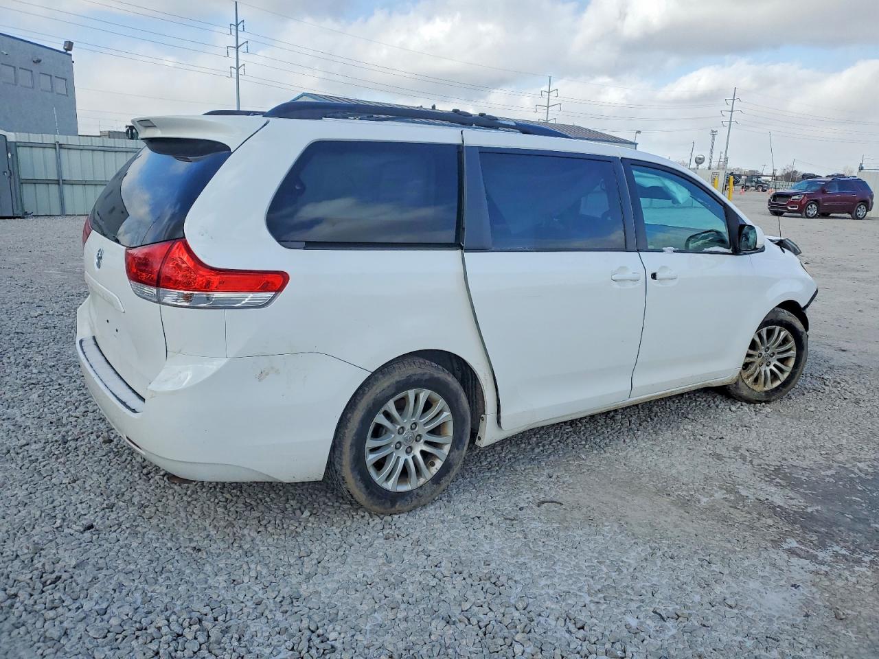 2013 TOYOTA SIENNA XLE photo 3
