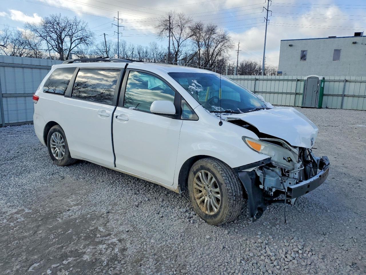 2013 TOYOTA SIENNA XLE photo 4