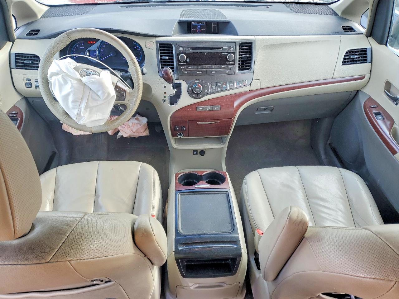 2013 TOYOTA SIENNA XLE photo 8