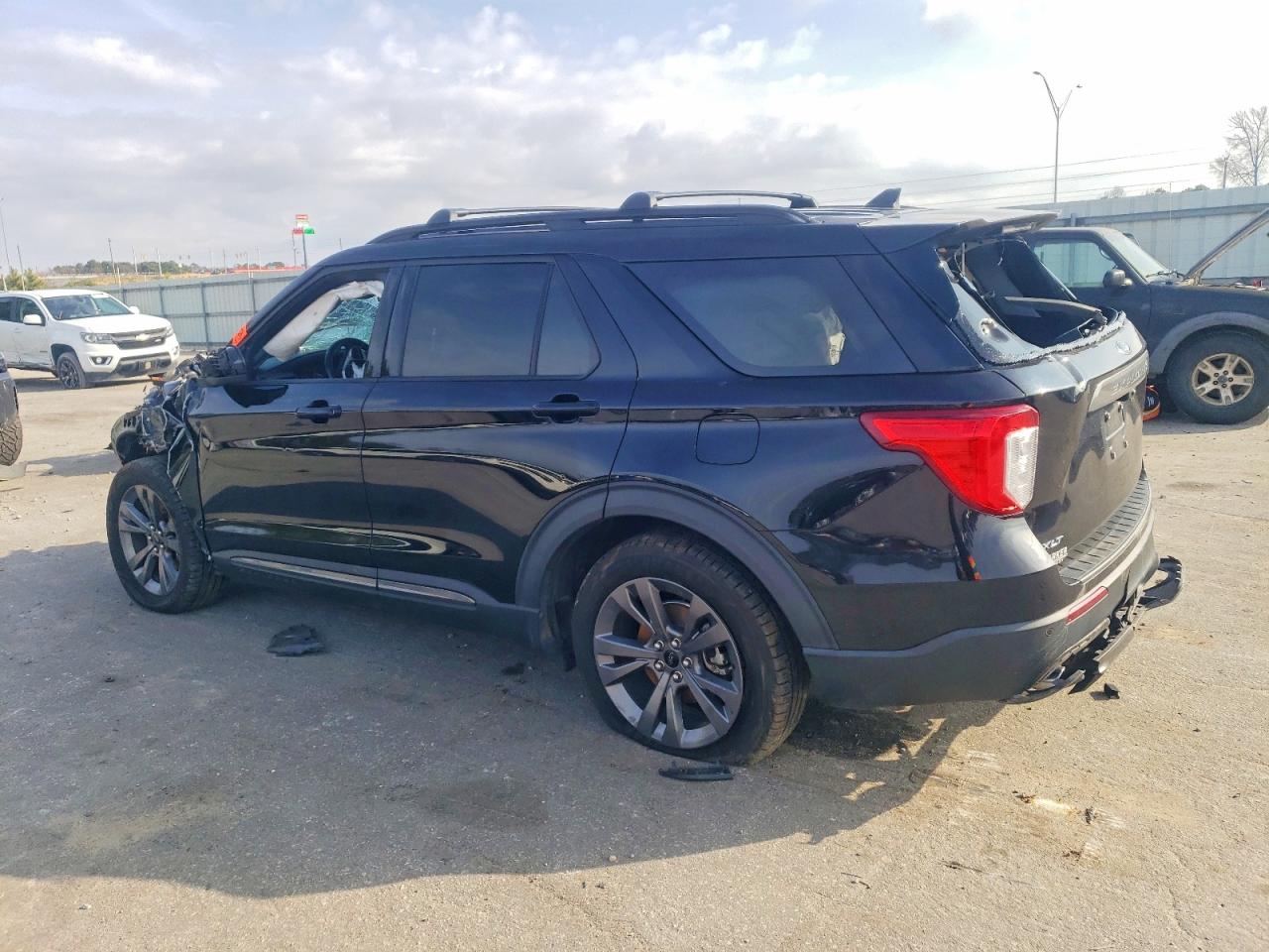 2021 FORD EXPLORER XLT photo 2